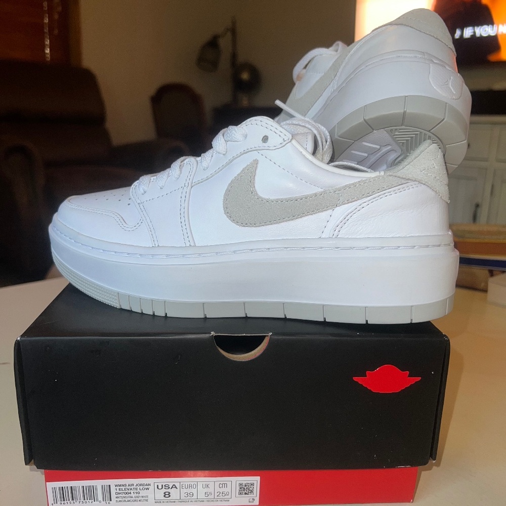 Jordan Elavate low white and gray (paltform)